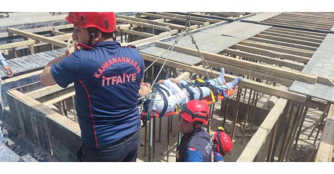 İnşaatı denetlerken düştü, vinçle kurtarıldı