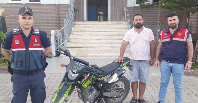 Çalınan motosiklet jandarma tarafından bulunup sahibine teslim edildi