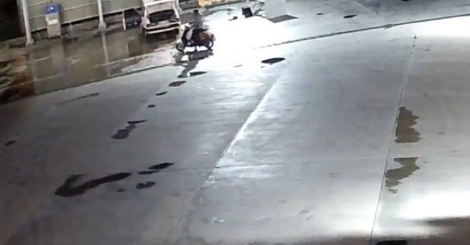 Sahibinin içinde uyuduğu araçtan cep telefonunu çalıp rahat tavırlarıyla pes dedirtti