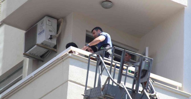 Eşyalarını aşağı atıp, balkonda keyif yaptı, polisi ve itfaiyeyi alarma geçirdi