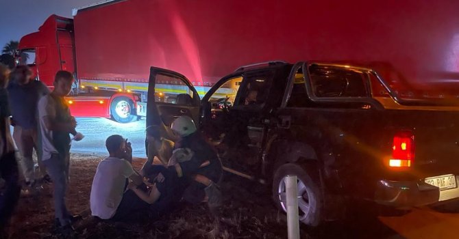 Tarsus’ta pikap tıra çarptı: 2 yaralı