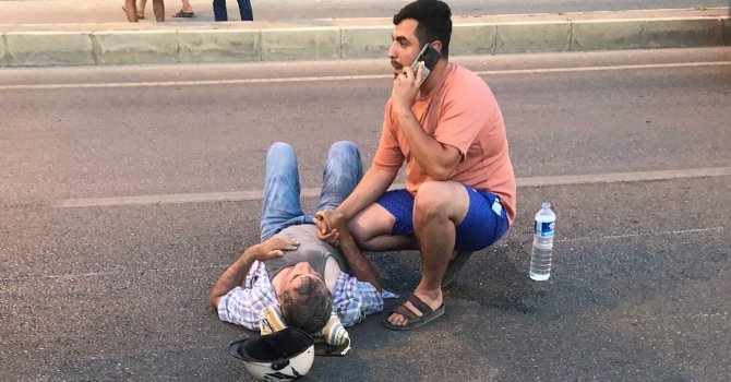 Sağlıkçıdan izinde vefa örneği, yaralıya müdahale etti, tişörtünü üzerine örttü