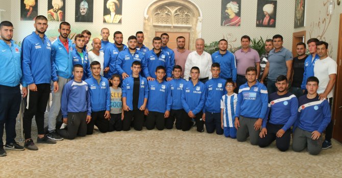 Aksulu güreşçiler Kırkpınar’a uğurlandı