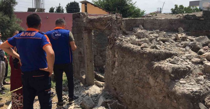 Çöken beton tavanın altında kalarak yaralandı