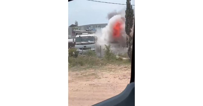 Park halindeki kamyon alev alev yandı