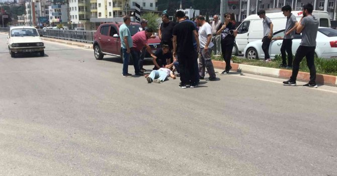 Yolun karşısına geçmek isteyen öğrenciye otomobil çarptı