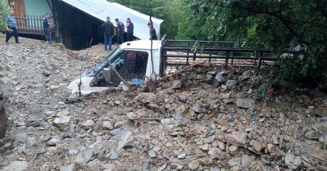 Adana’da şiddetli sağanak su taşkını ve heyelana sebep oldu, 1 araç sulara kapıldı