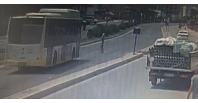 Kaza anı kamerada...Yaya geçidinden geçerken otobüs çarptı