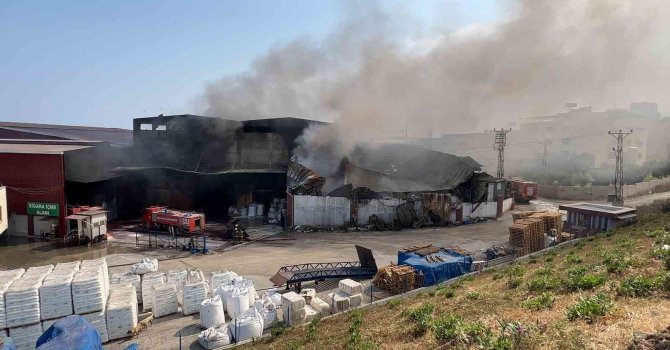 Hatay’da antrepoda çıkan yangın kısmen kontrol altına alındı