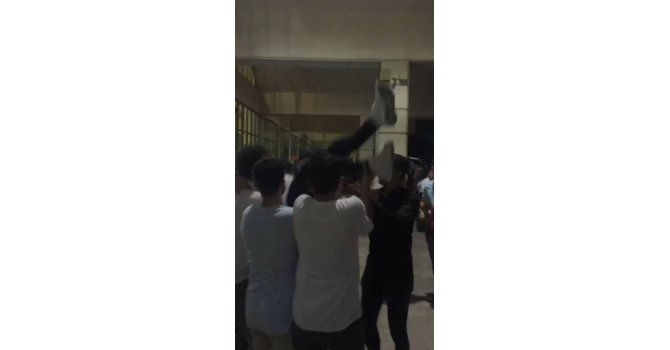 Omuzlarına alıp havaya fırlattıkları asker adayını yere düşürdüler