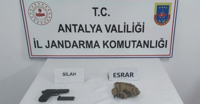Şüpheli şahısların üzerinde ruhsatsız tabanca ve esrar bulundu