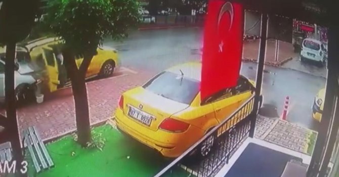 Park halindeki aracını temizlerken otomobilin çarptığı taksiciden acı haber geldi