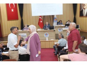 Akdeniz Belediye Meclisi’nde ’İstiklal Marşı’ ve ’Öcalan’ gerginliği