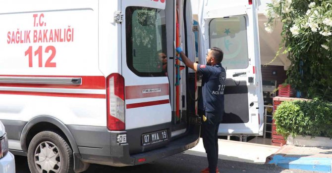 Havuz başında ayağı kayan turist yaralandı