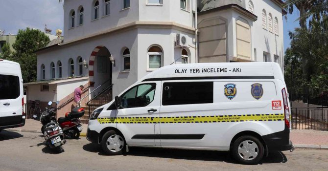 Namaz kılma bahanesi ile girdiği camiden bilgisayar çaldı