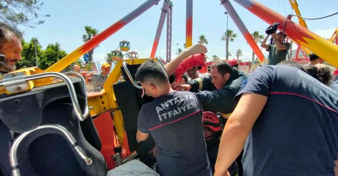 Antalya’da lunaparkta salıncak platformdan çıktı, 3 çocuk yaralandı