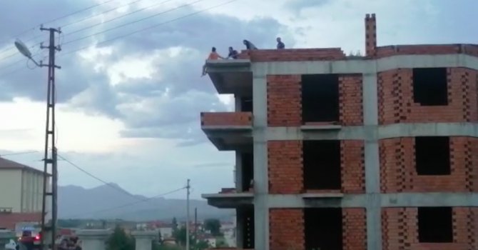 Çatının ucuna kadar gelen kadın son anda kurtarıldı