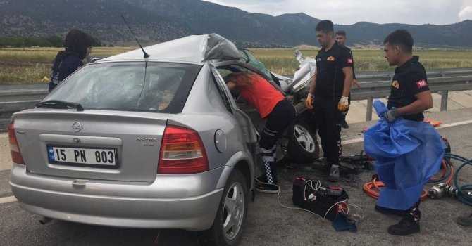 Tır ile çarpışan otomobildeki kadın öldü