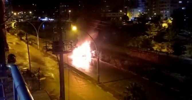 Alev topuna dönen otomobilden gelen patlama sesleri korkuttu