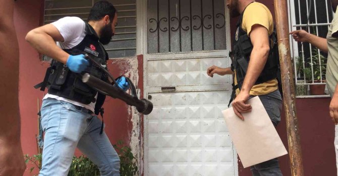 Torbacıların evine koç başlarıyla kapılar kırılıp girildi