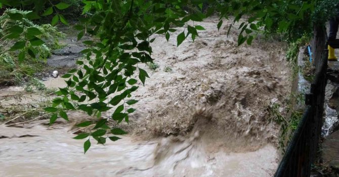 Kozan’da iki araç sel sularına kapıldı