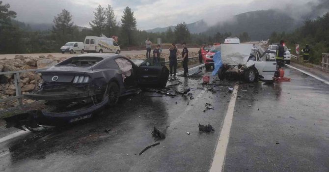 Antalya’da otomobiller kafa kafaya çarpıştı: 1 ölü, 3 yaralı