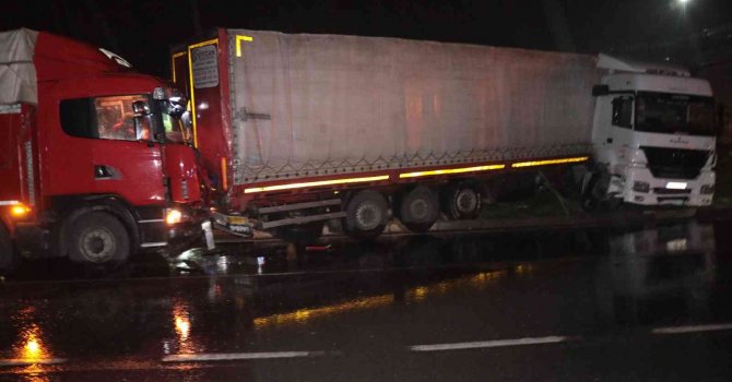 Makas atarak refüje çıkan tıra arkadan gelen kamyon çarptı