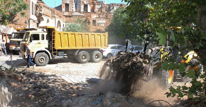 Büyükşehir Kaleiçi’nde temizlik seferberliği başlattı
