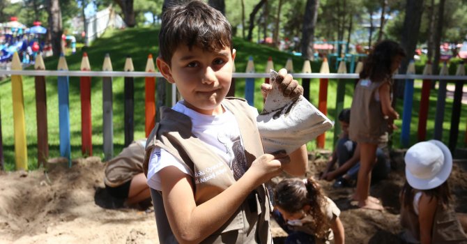 Kepez çocuk atölyeleri eğlendirirken öğretiyor