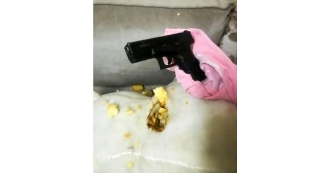 Polis oyuncak ayının ağırlığından şüphelendi, içinden silah çıktı
