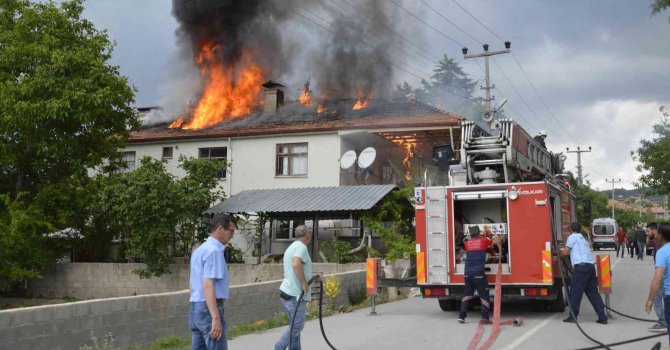 Burdur’da evin çatısını saran alevler paniğe sebep oldu