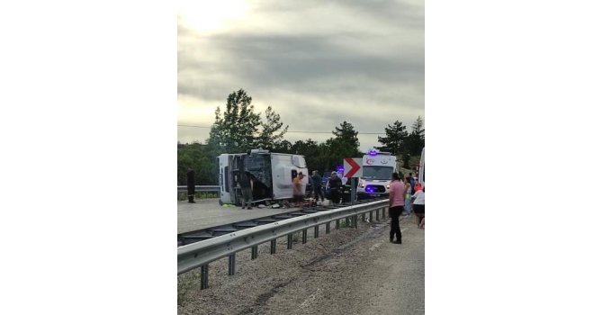 Turistleri taşıyan otobüs kaza yaptı: 1 ölü, 22 yaralı