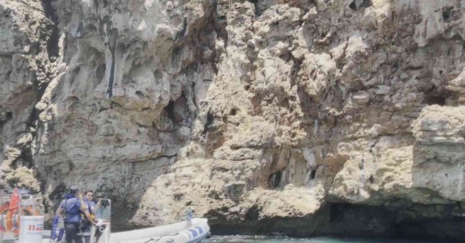 Antalya’da falezlerde nefes kesen kedi kurtarma operasyonu