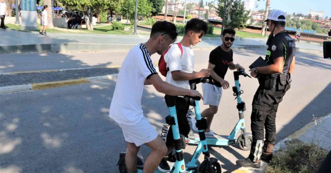 Antalya’da tramvay yolunu ve kaldırımı kullanan scooter kullanıcılarına şok denetim