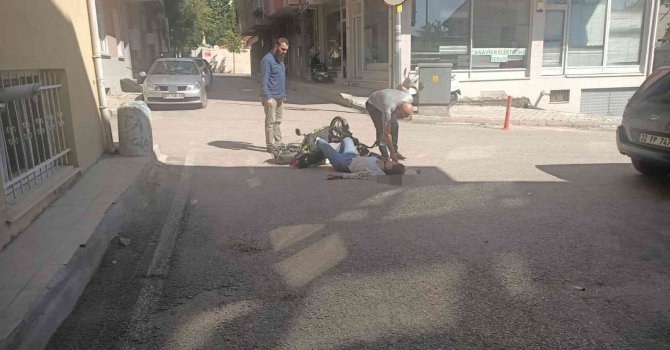 Isparta’da araç ve elektrikli bisiklet çarpıştı: O anlar kamerada