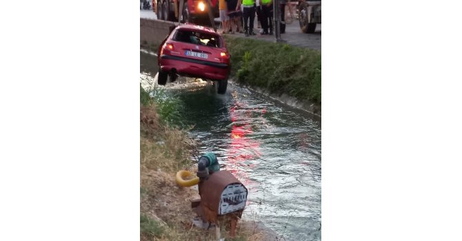 Mersin’de otomobil sulama kanalına uçtu: 2 ölü