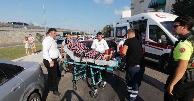 Hamile kadının kontrolünü kaybettiği araç park halindeki araçlara çarptı: 2 yaralı