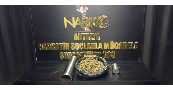 Kargo ile gelen uyuşturucuyu teslim alırken suçüstü yakalandı