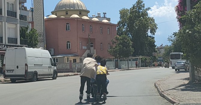 Antalya’da 2’si patenli, 5 çocuğun trafikteki tehlikeli yolculuğu