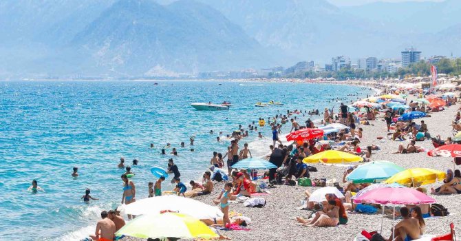 Gök gürültülü sağanak beklenen Antalya’da, güneşi gören sahile koştu