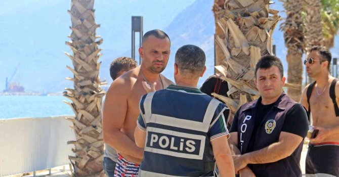 Denizde akıntıya kapılıp sahildeki çantasından uzaklaşan adam, hırsızın hedefi oldu