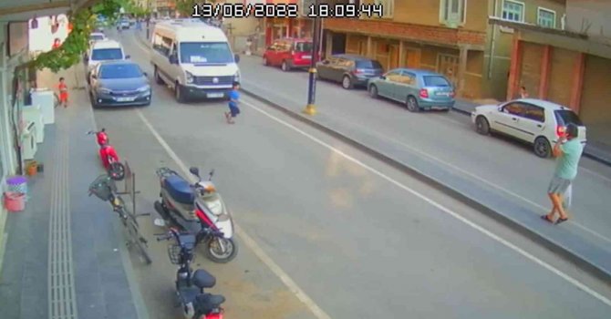 Herkesin yüreği ağzına geldi, sürücünün refleksi küçük çocuğun hayatını kurtardı