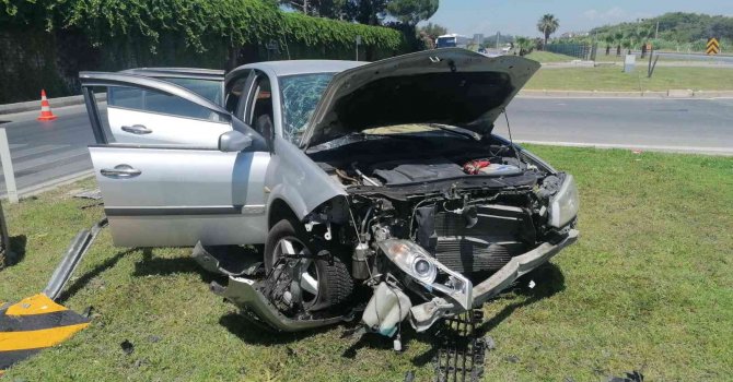 Refüjdeki beton kütleye çarpan otomobil hurdaya döndü: 4 yaralı