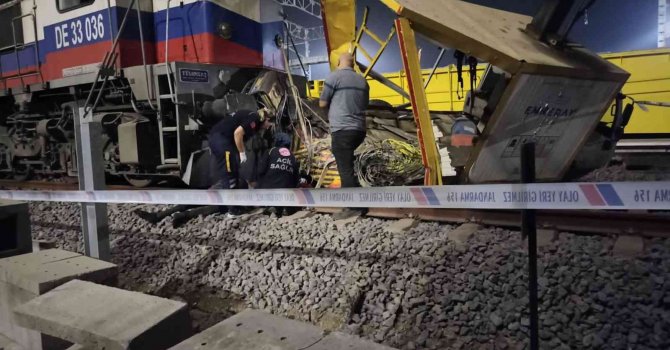 Demir yoluna elektrik hattı çeken işçilere lokomotif çarptı: 1 ölü, 2 yaralı