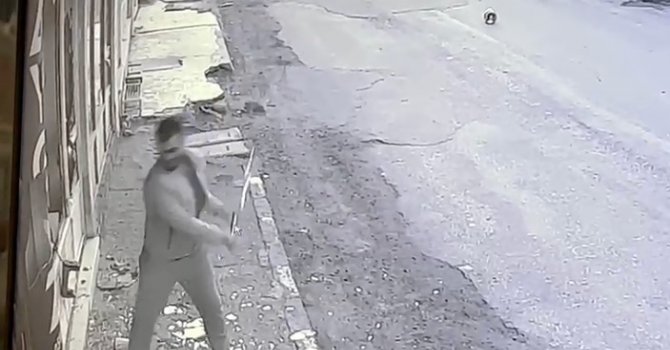 Halter barıyla iş yerine saldırdı, beyaz eşya dükkanını savaş alanına çevirdi