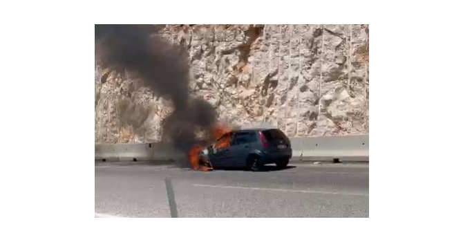 Hareket halindeki otomobil alev topuna döndü
