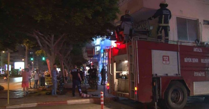 Berber dükkanındaki yangın apartman sakinlerini sokağa döktü