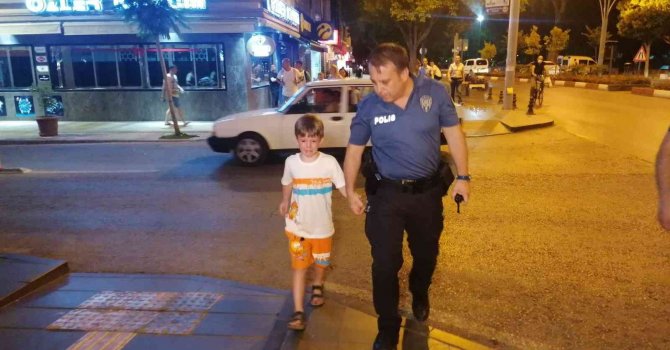 Polis elinden tuttuğu kayıp Rus çocukla Manavgat caddelerinde ailesini aradı