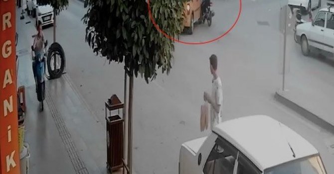 Antalya’da ters yönden yola çıkan ticari taksi motosiklet sürücüsünün ölümle burun buruna getiedi