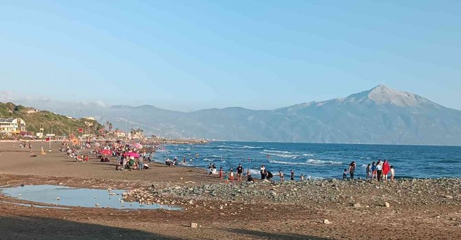 Samandağ’da denize giren 6 kişi boğulma tehlikesi geçirdi